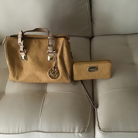 Michael Kors handbag and Michael Kors wallet - Picture 7 of 8